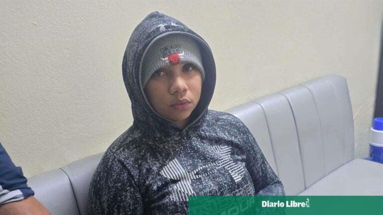 Joven buscada por la muerte de su hermana se entrega en destacamento policial de La Vega