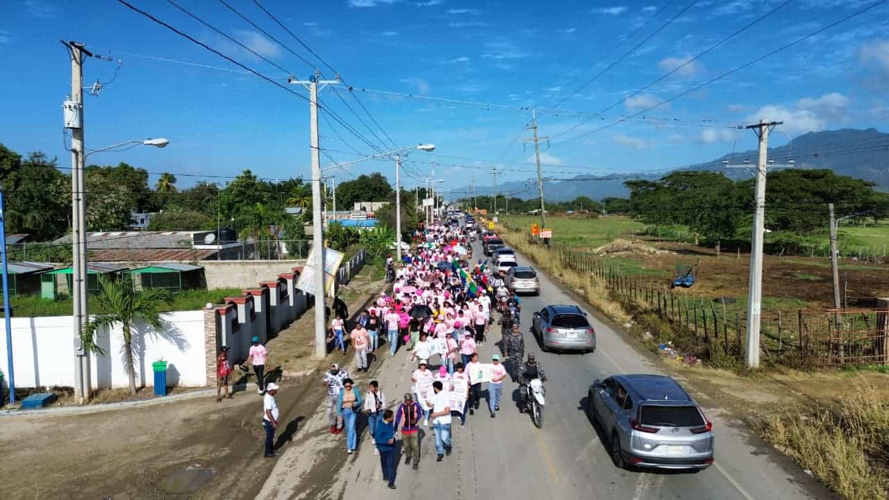 Parientes y amigos de la parte paterna elevaron consignas solicitando que se continúen las investigaciones hasta esclarecer la desaparición de Brianna Genao.
