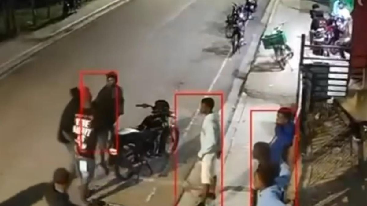 A punta de pistola: banda asalta a 15 personas en colmado en San Cristóbal