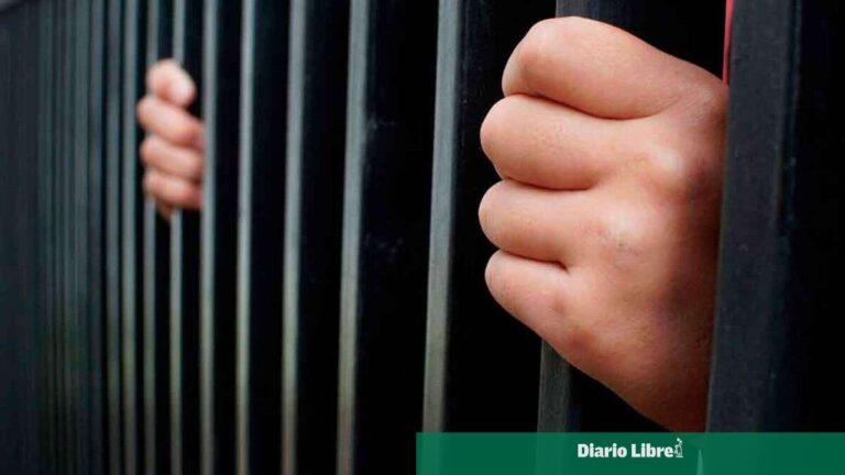 Adolescentes bajo custodia lanzan piedras e incendian colchones en el centro de La Vega