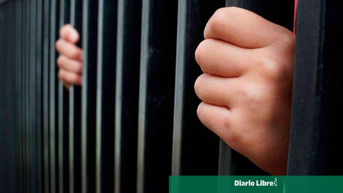 Adolescentes bajo custodia lanzan piedras e incendian colchones en el centro de La Vega