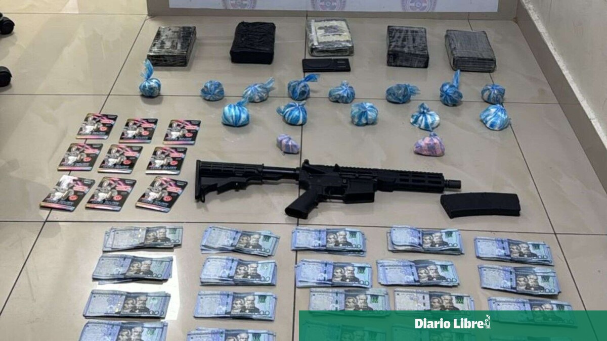 Arrestan a hombre con un fusil, drogas y dinero en efectivo en el Distrito Nacional