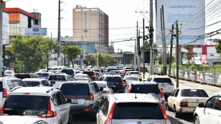 Blackout nacional causa caos y deja semáforos fuera de servicio en Santiago