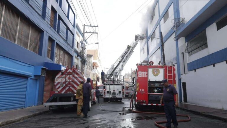 Bomberos controlan 50 % del incendio en edificio de Almacenes Garrido