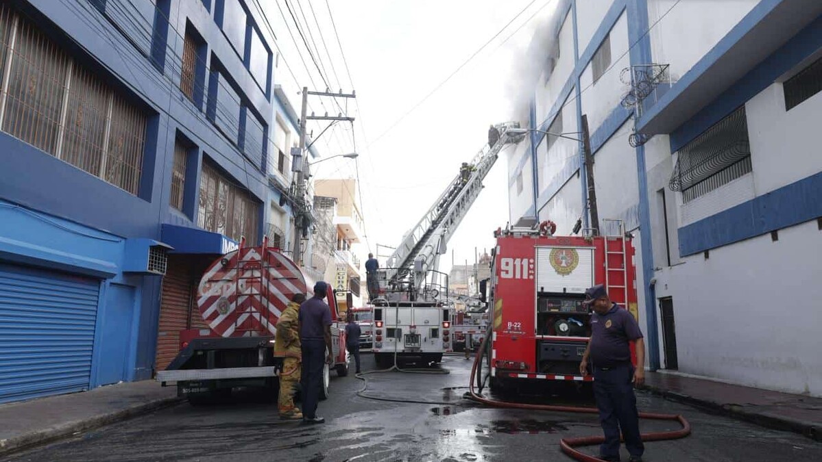 Bomberos controlan 50 % del incendio en edificio de Almacenes Garrido