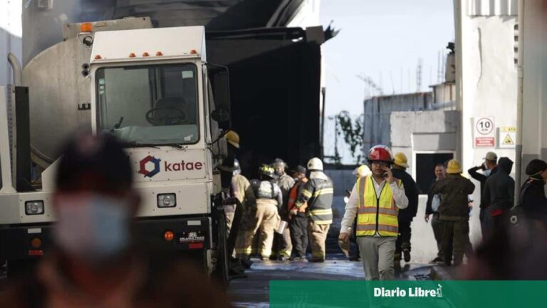 Bomberos controlan en un 95 % incendio en empresa de plásticos en Haina