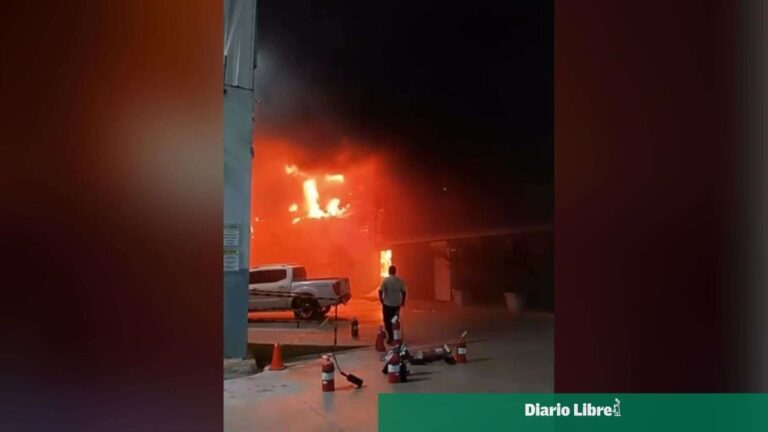 Bomberos del DN apoyan labores de extinción del incendio que afecta fábrica de plásticos en Haina