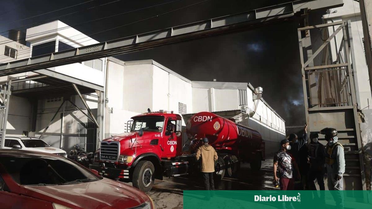 Bomberos llevan más de nueve horas combatiendo incendio en fábrica de Haina