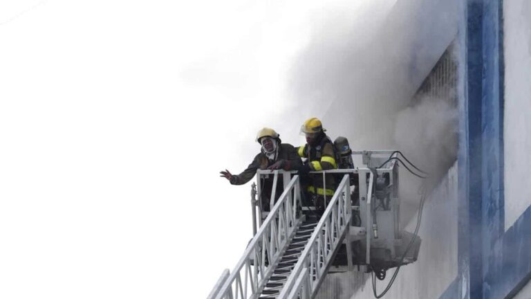 Bomberos tratan de evitar propagación de incendio en edificio de Garrido