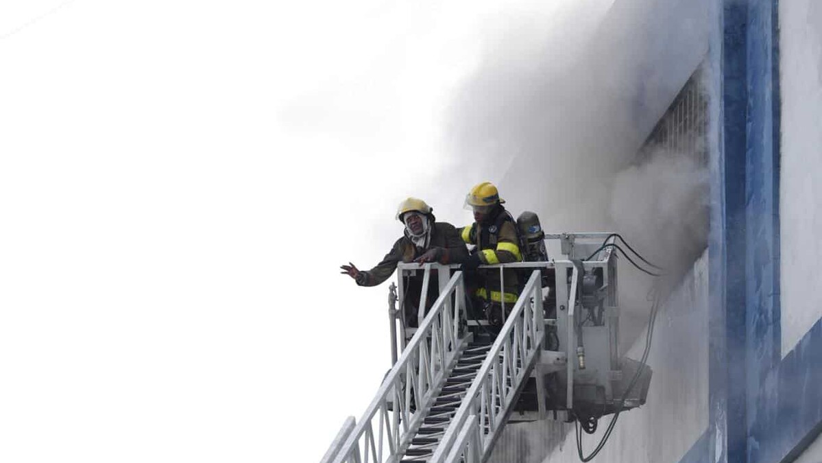Bomberos tratan de evitar propagación de incendio en edificio de Garrido