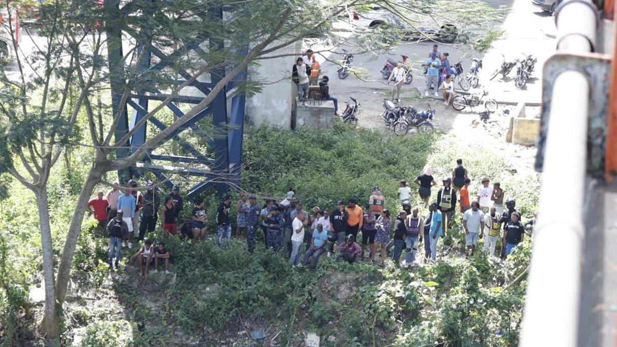 Buscan a motorista que cayó al río Isabela tras accidente múltiple en Villa Mella