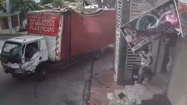 Conductor de camión pierde el control y se estrella contra una vivienda en El Seibo