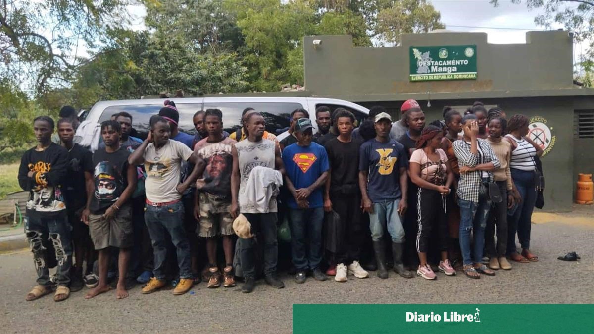 Detienen a 35 haitianos indocumentados transportados en un minibús