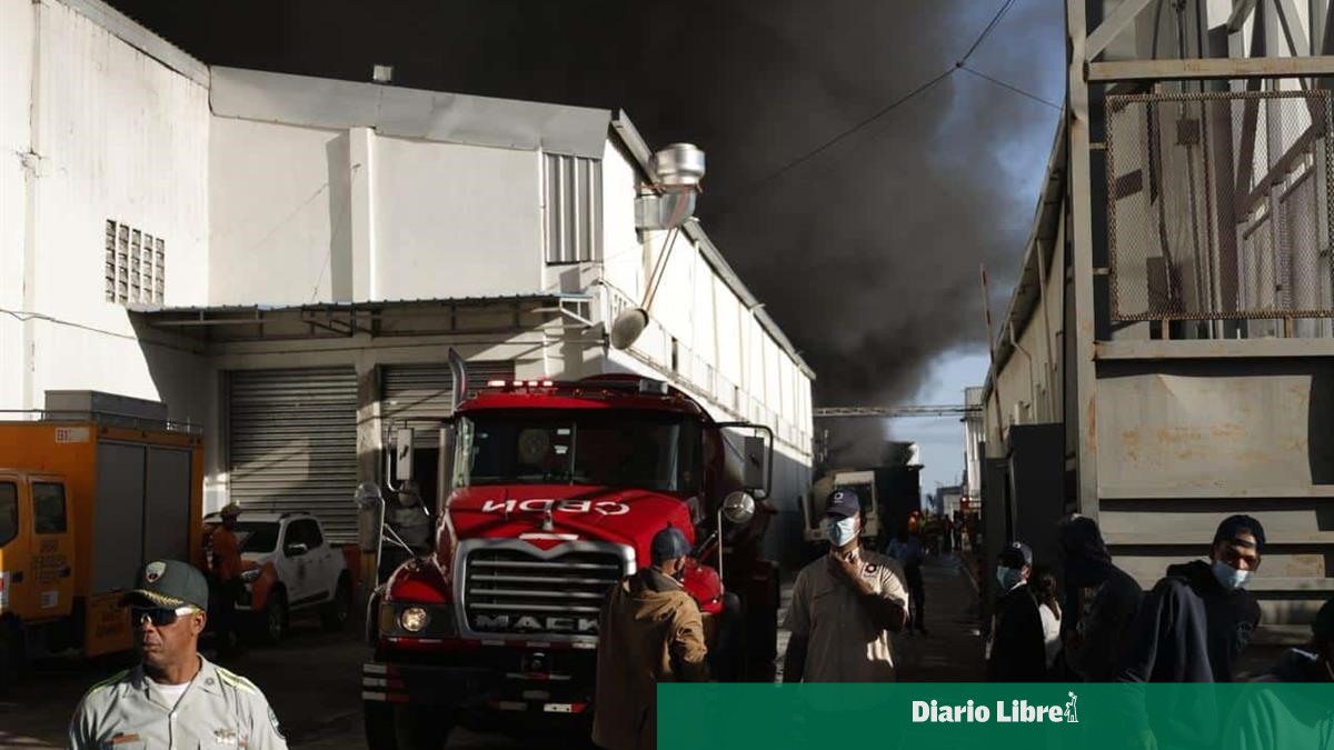 Evacúan a tiempo empleados tras incendio en fábrica de plásticos en Haina; no se reportan afectados