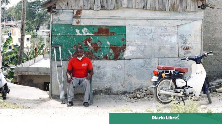 "Fue algo sorprendente": comunitarios en Haina pasan la noche despiertos tras incendio en empresa