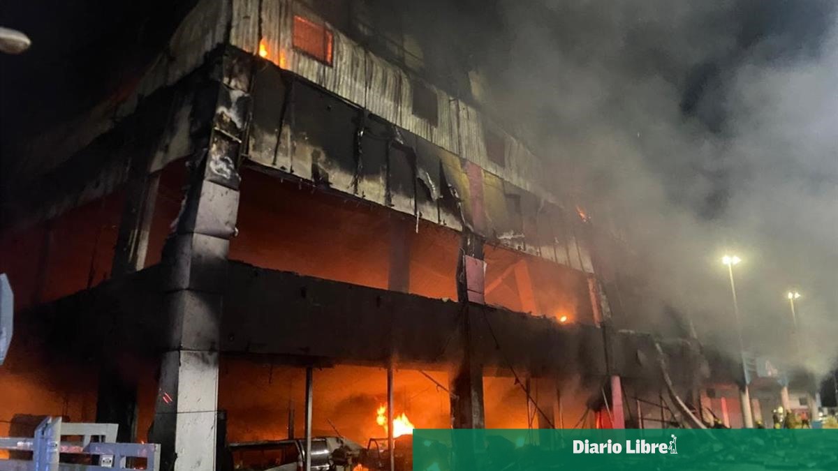 Incendio consume la tienda L&R Comercial en Villa Mella