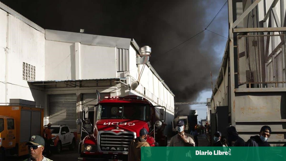 Incendio en fábrica de plásticos en Haina continúa activo; bomberos mantienen fuego confinado