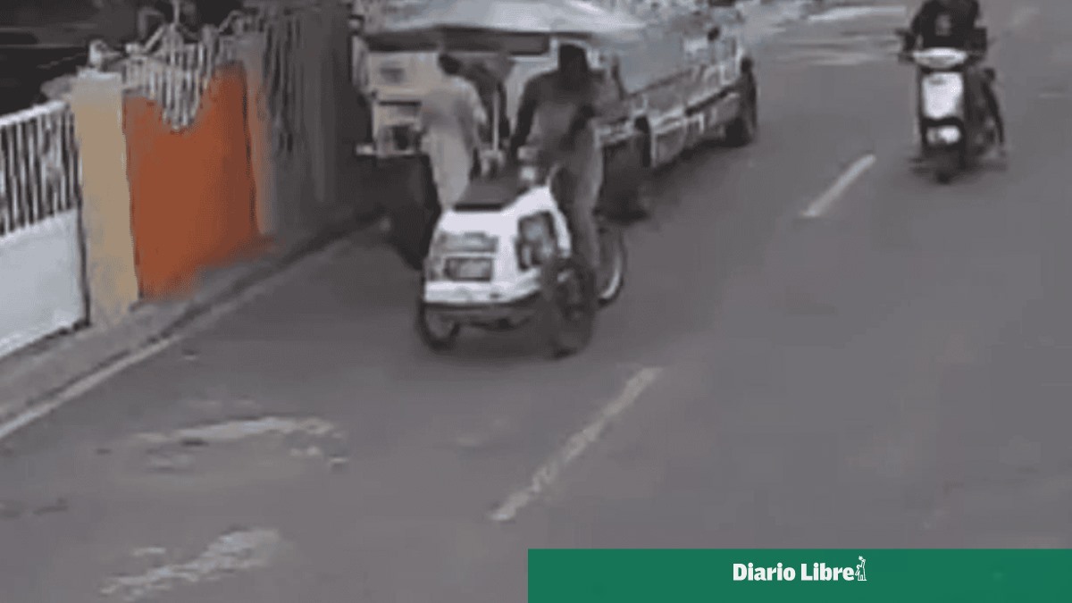 Indignación en La Romana: momento en que asaltan a un heladero en plena vía pública