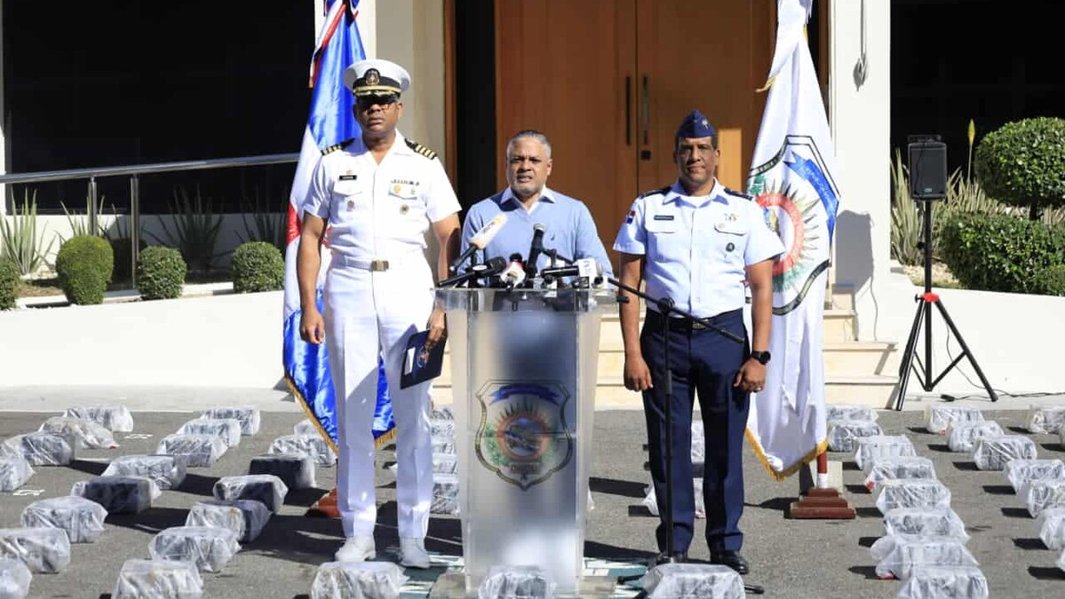 Ocupan más de dos toneladas de presunta cocaína en costas de Baní