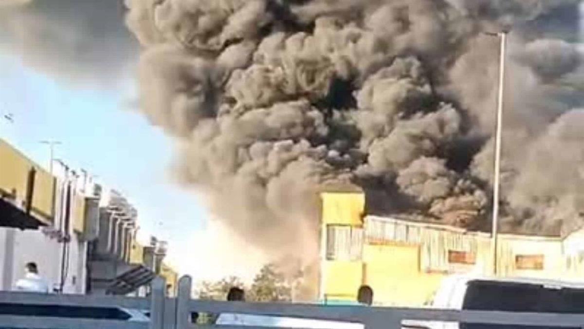 Reportan incendio en establecimiento de muebles y electrodomésticos en Villa Mella