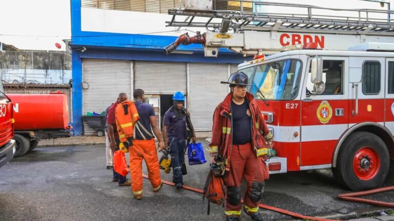 Tras más de 10 horas, Bomberos sofocan en su totalidad el incendio en la tienda Garrido