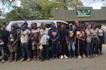 Detienen a 35 haitianos indocumentados transportados en un minibús Detienen a 35 haitianos indocumentados transportados en un minibús