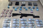 Arrestan a hombre con un fusil, drogas y dinero en efectivo en el Distrito Nacional Arrestan a hombre con un fusil, drogas y dinero en efectivo en el Distrito Nacional