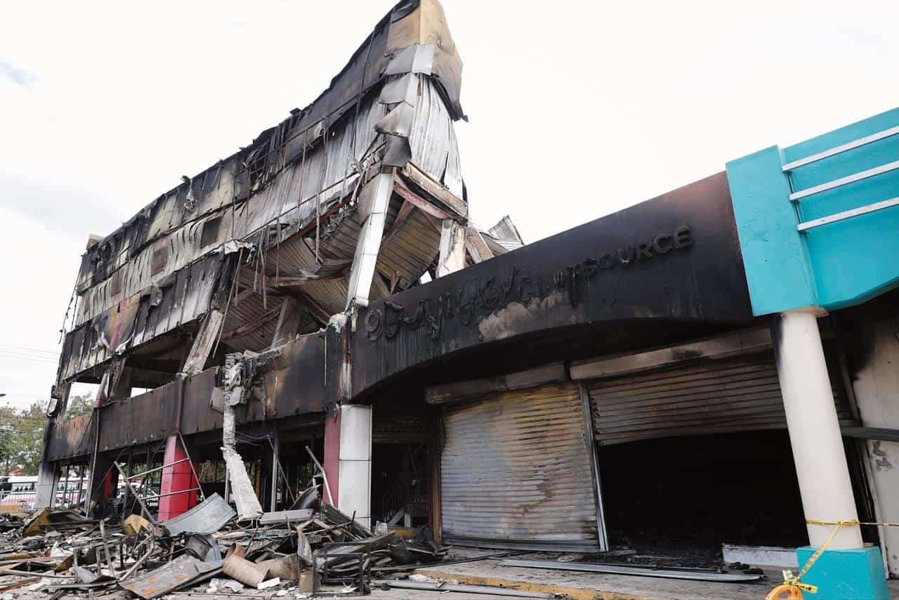 Vista general de la plaza en Villa Mella, Santo Domingo Norte, tras el incendio que destruyó L&R Comercial y Payless ShoeSource.