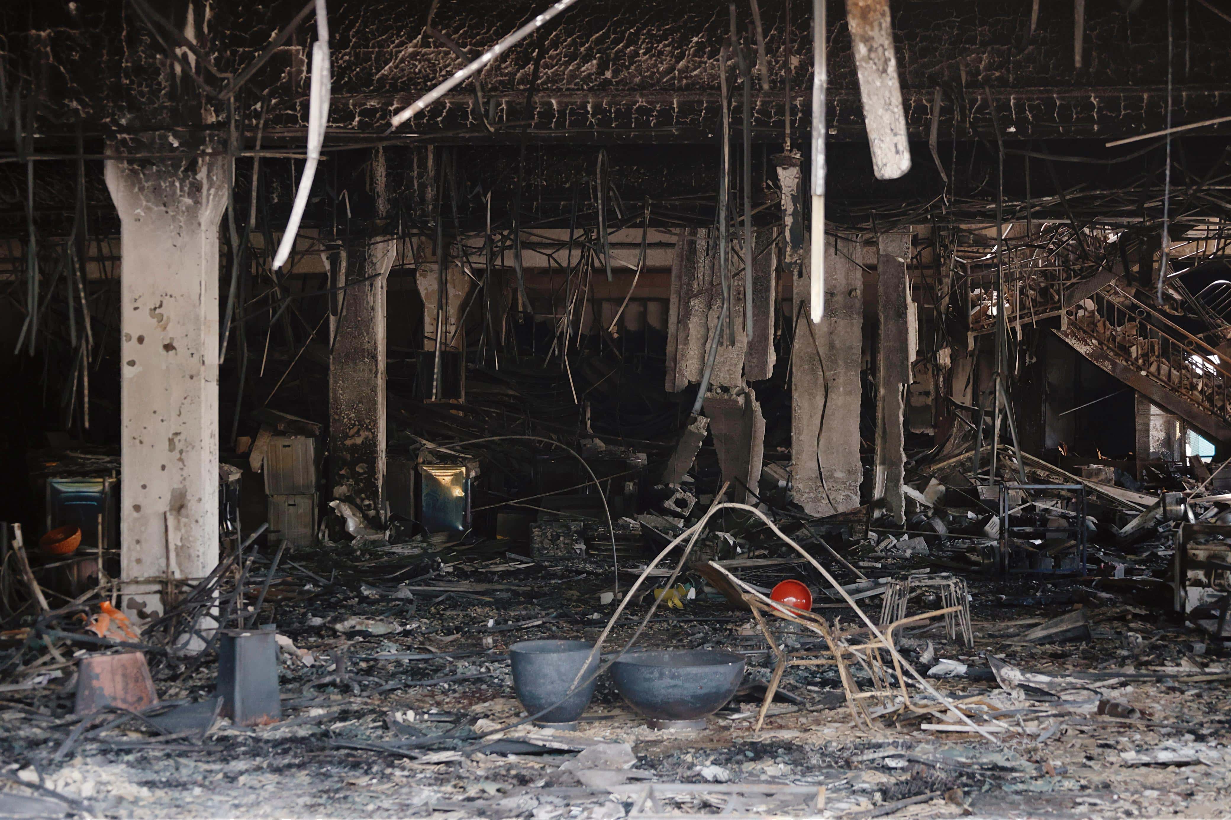 L&R Comercial quedó totalmente calcinada tras el incendio en Villa Mella.