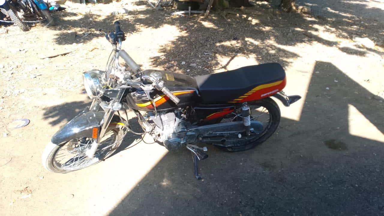 Una de las motocicletas abandonadas por los sospechosos durante la huida, tras deslizarse en la vía mientras eran perseguidos por agentes.