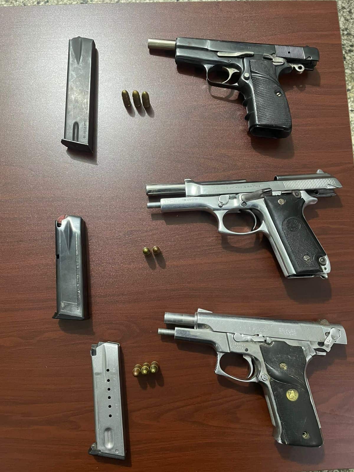 Pistolas calibre 9 milímetros sin documentación legal, con cargadores y municiones, ocupadas durante la intervención policial.
