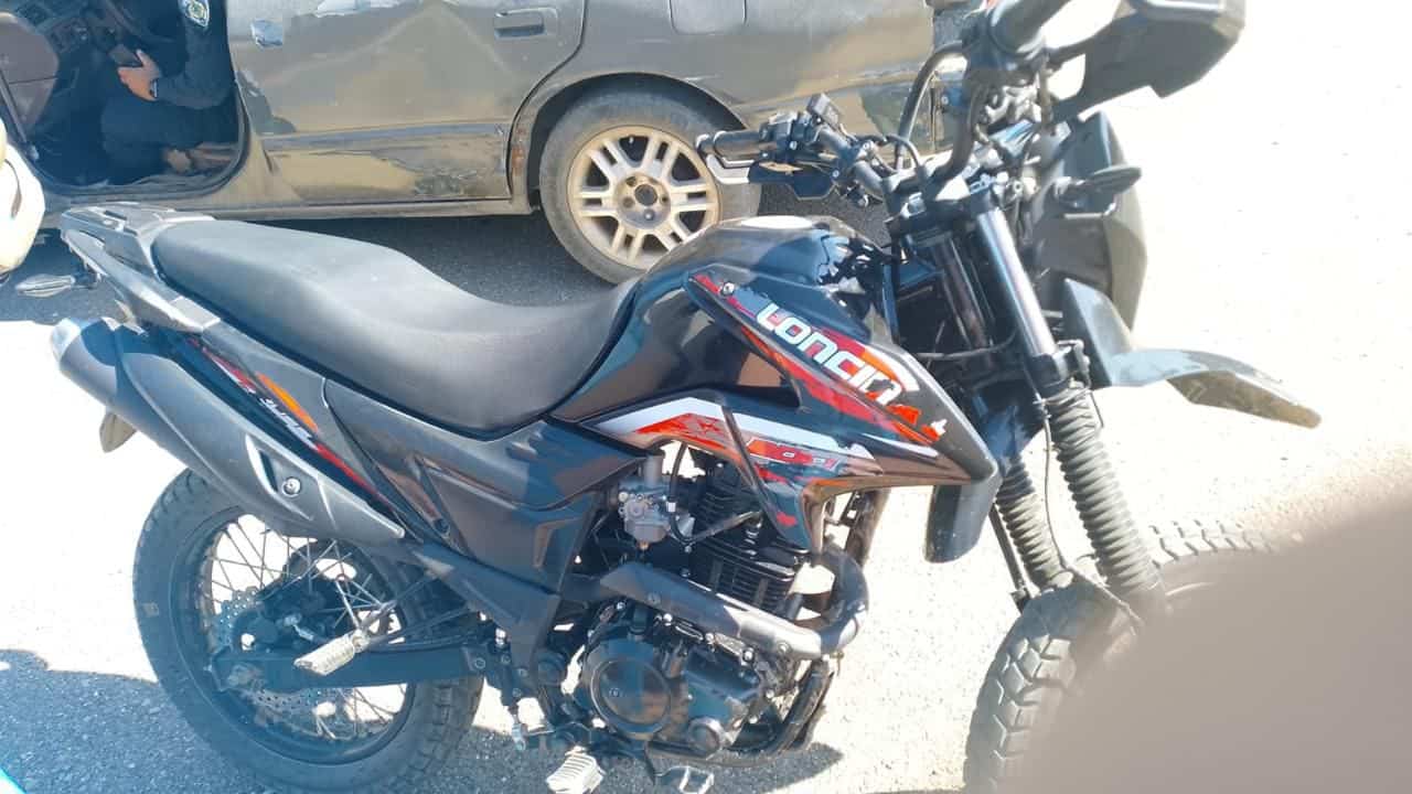 Una de las motocicletas abandonadas por los sospechosos durante la huida, tras deslizarse en la vía mientras eran perseguidos por agentes.