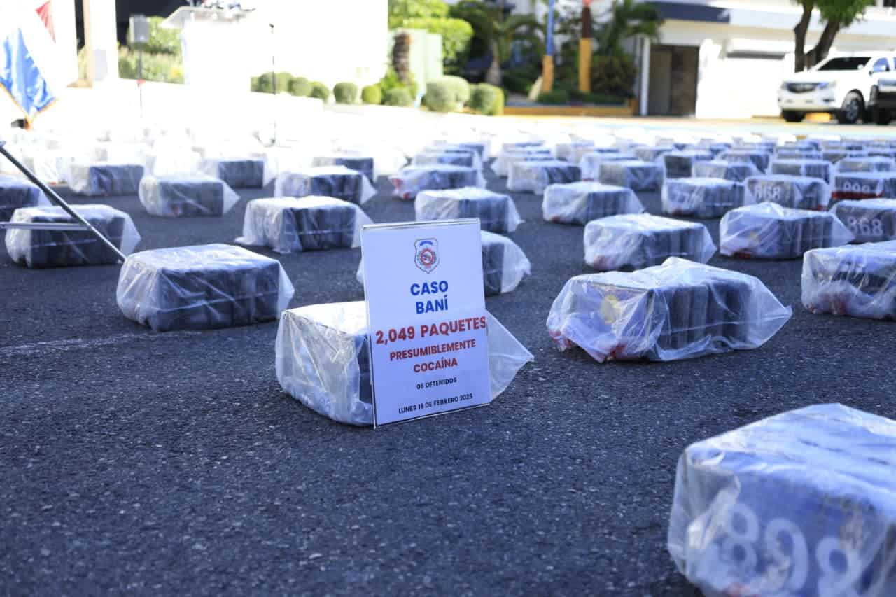 Parte de los 2,049 paquetes de presunta cocaína incautados en la lancha rápida.