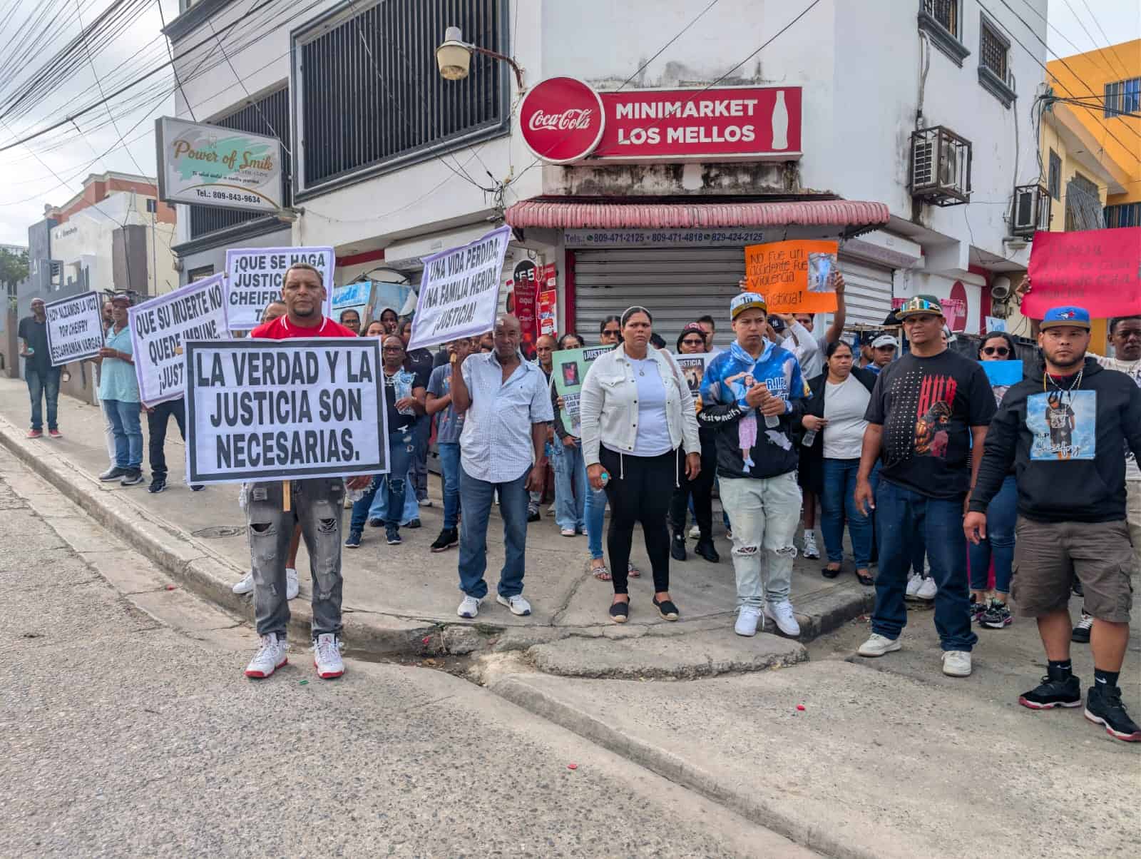 Vecinos y familia del joven Cheifry Escarramán Vargas se manifiestan frente al negocio donde fue ultimado durante un asalto.