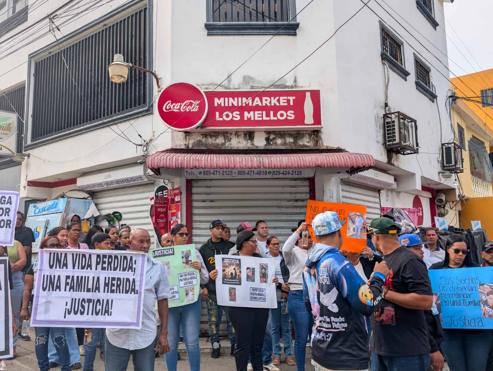 Vecinos y familia del joven Cheifry Escarramán Vargas se manifiestan frente al negocio donde fue ultimado durante un asalto.