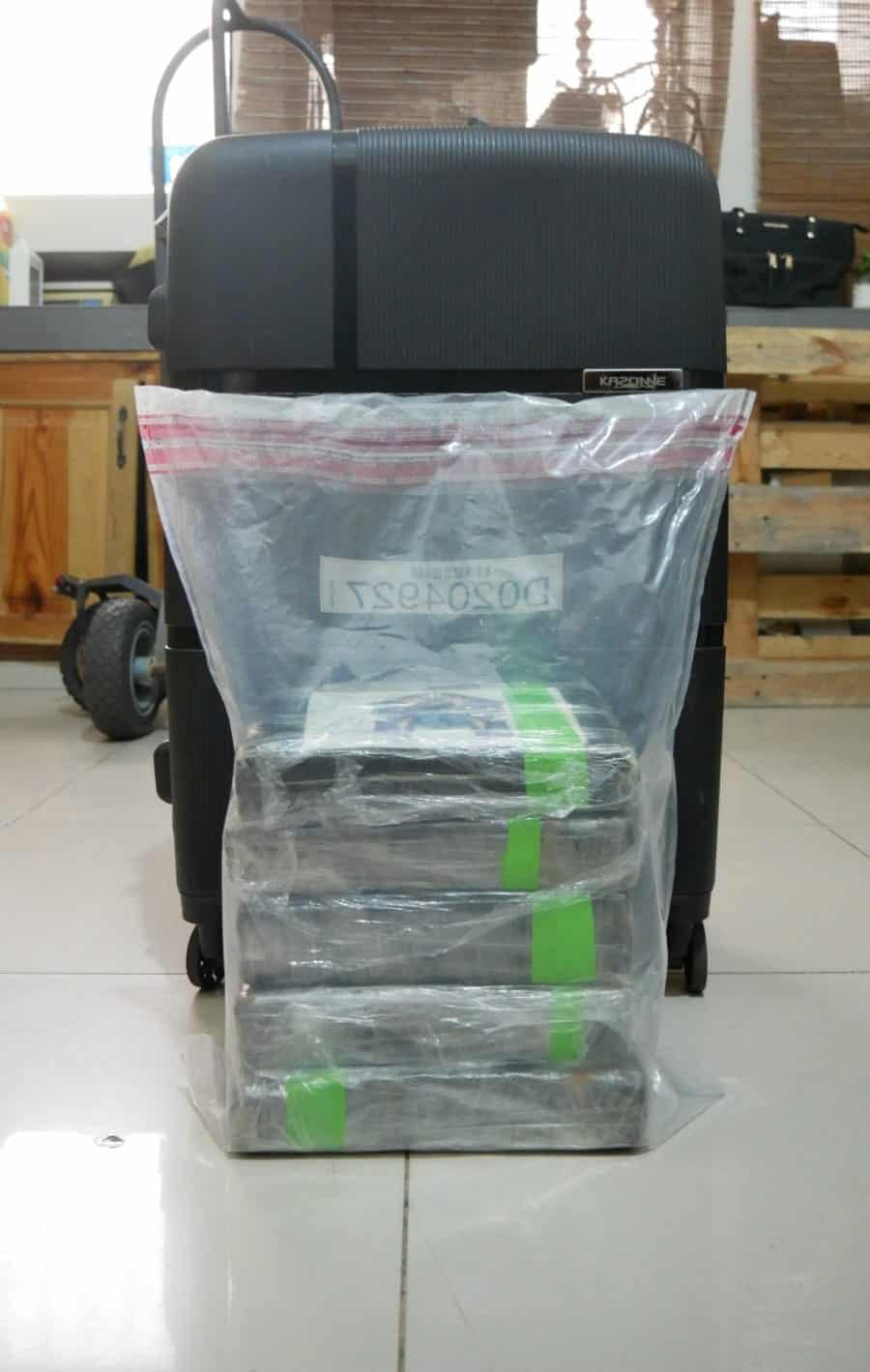 Parte de los paquetes incautados por las autoridades.