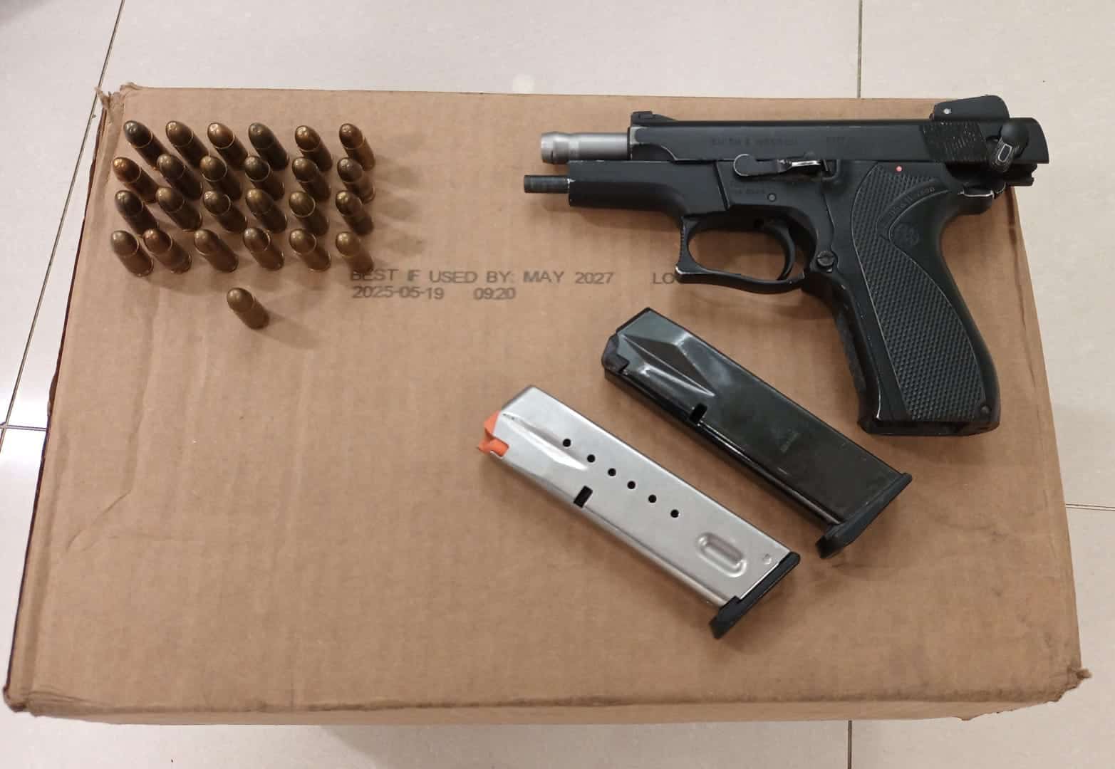 Pistola calibre 9 milímetros, cargadores y cápsulas ocupadas durante el operativo.