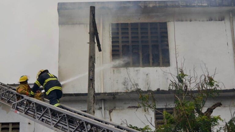 Bomberos del DN informan que incendio en almacén de Banreservas está controlado en un 75 %