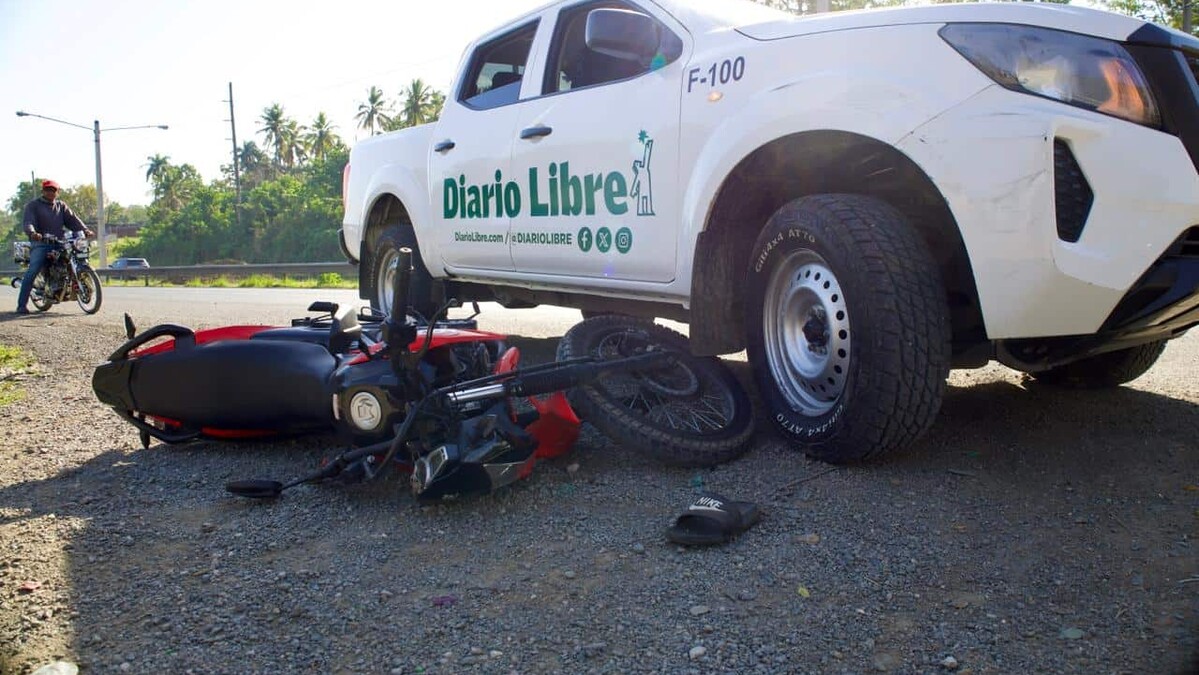 Camioneta de Diario Libre es chocada en plena cobertura sobre accidentes en la 6 de Noviembre