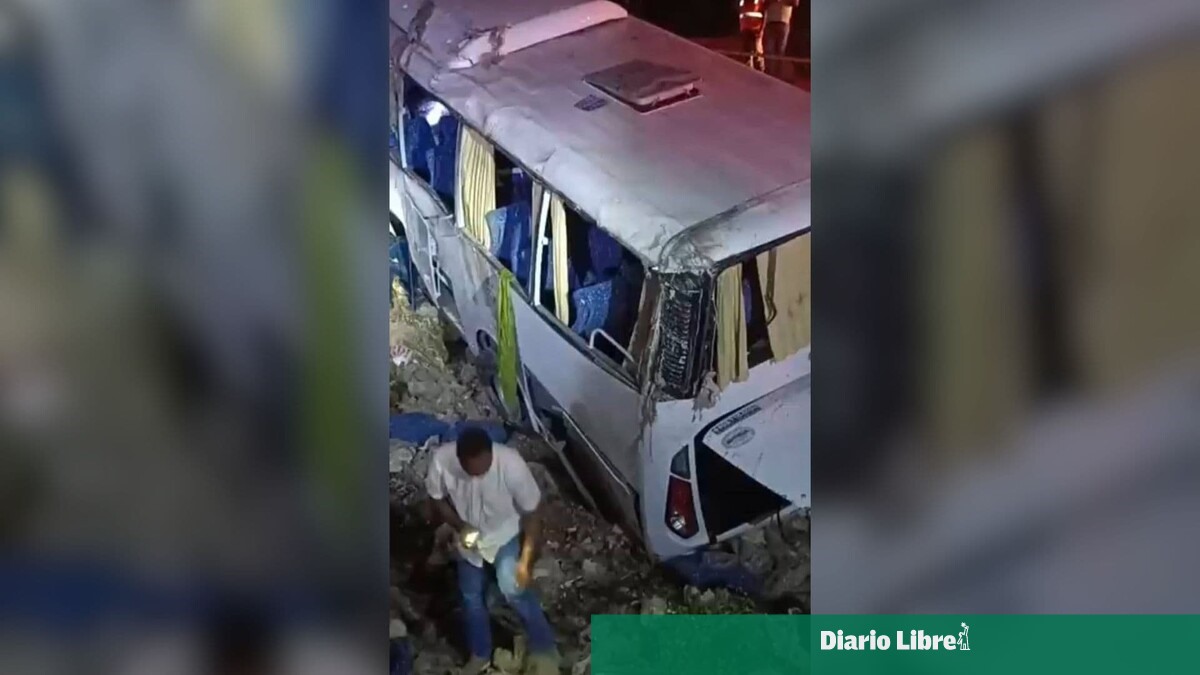 Dos fallecidos y 18 heridos por accidente de tránsito en un autobús en La Romana