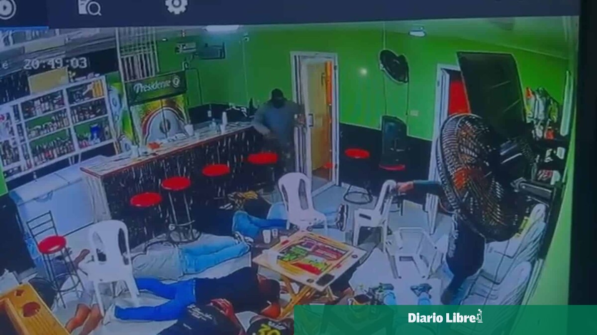 Encapuchados asaltan a clientes mientras jugaban dominó en un colmado en Navarrete