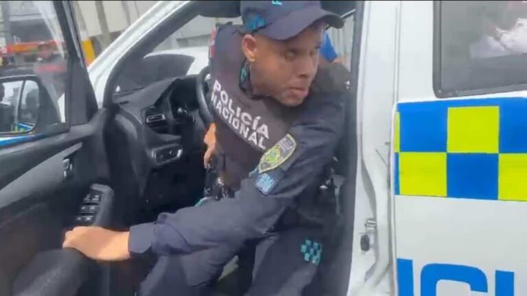 Policía abusador: soba pistola y lanza gas pimienta a periodistas que cubrían caso de abuso infantil