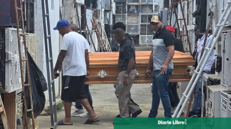 Sepultan los restos de mujer que murió en clínica estética de Santiago; familia exige justicia