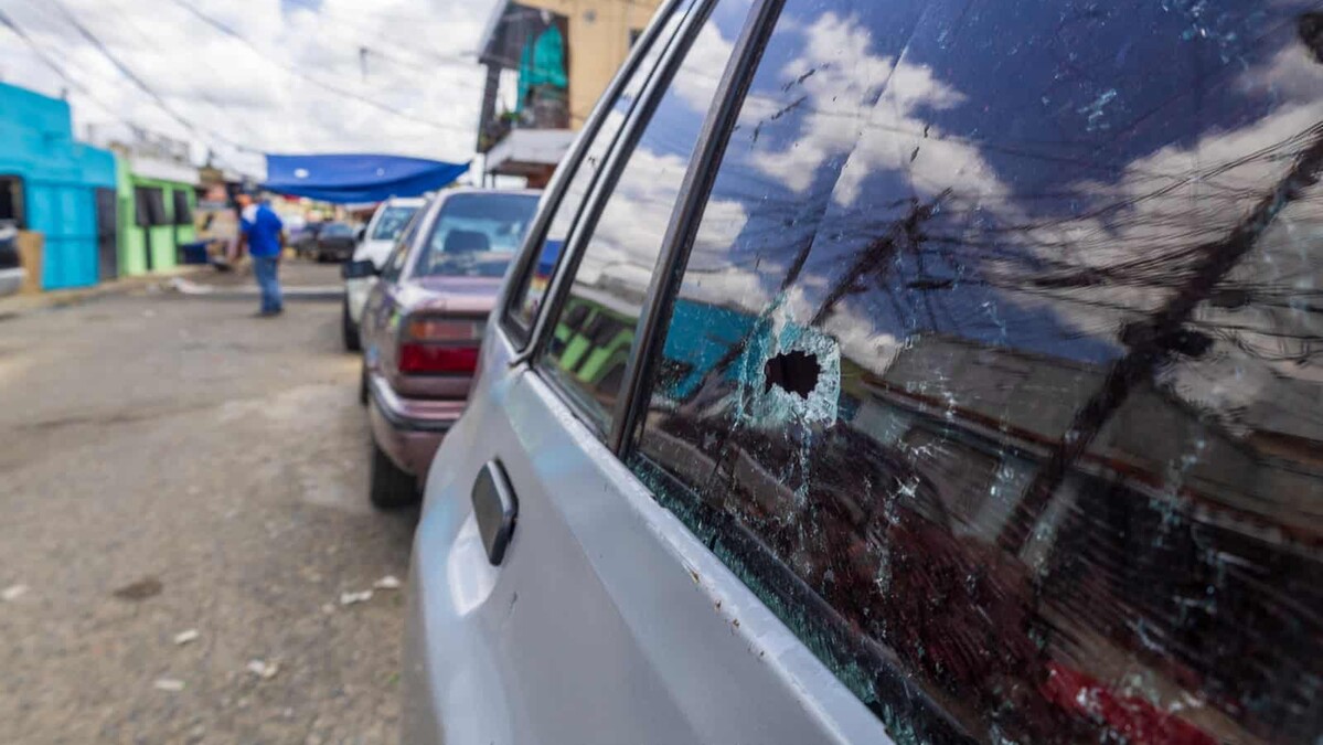 Silencio, sangre y vehículos baleados reinan en Gualey tras balacera que dejó un muerto y heridos
