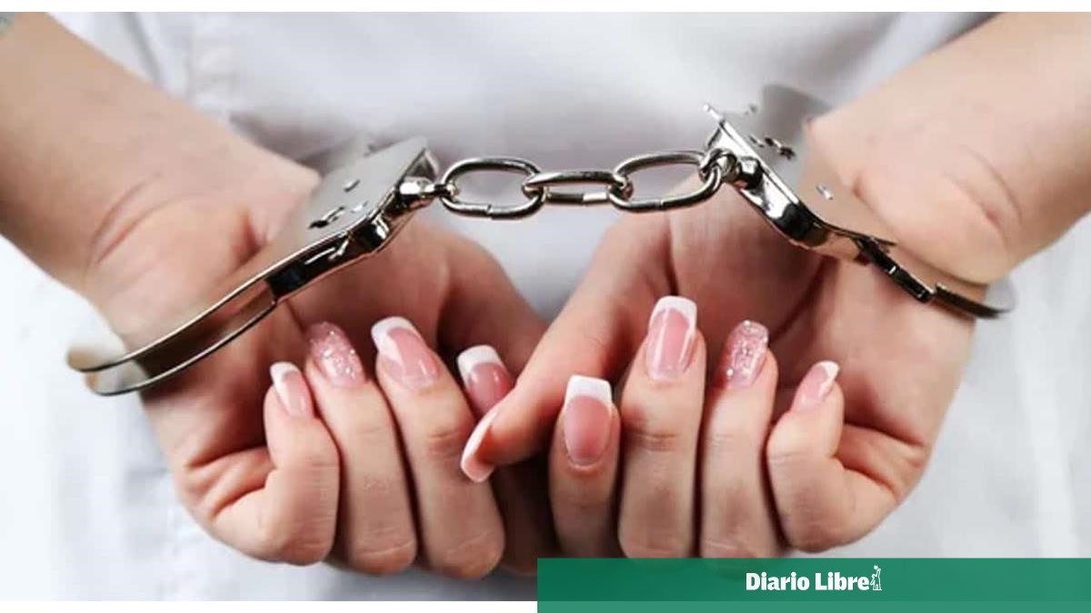 Una dominicana arrestada por participar en explotación sexual de sus hijas en red internacional