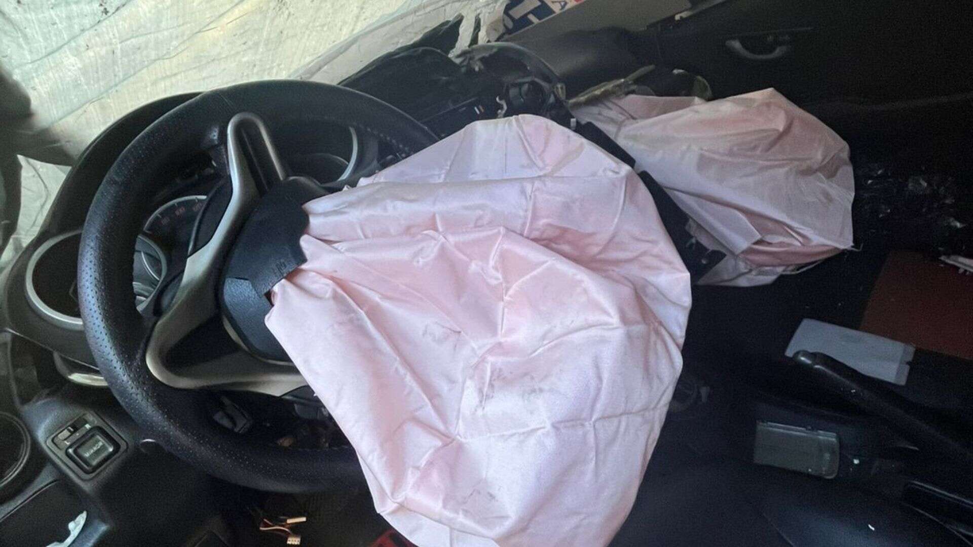 El impacto provocó daños en la carrocería y activó las bolsas de aire del vehículo.