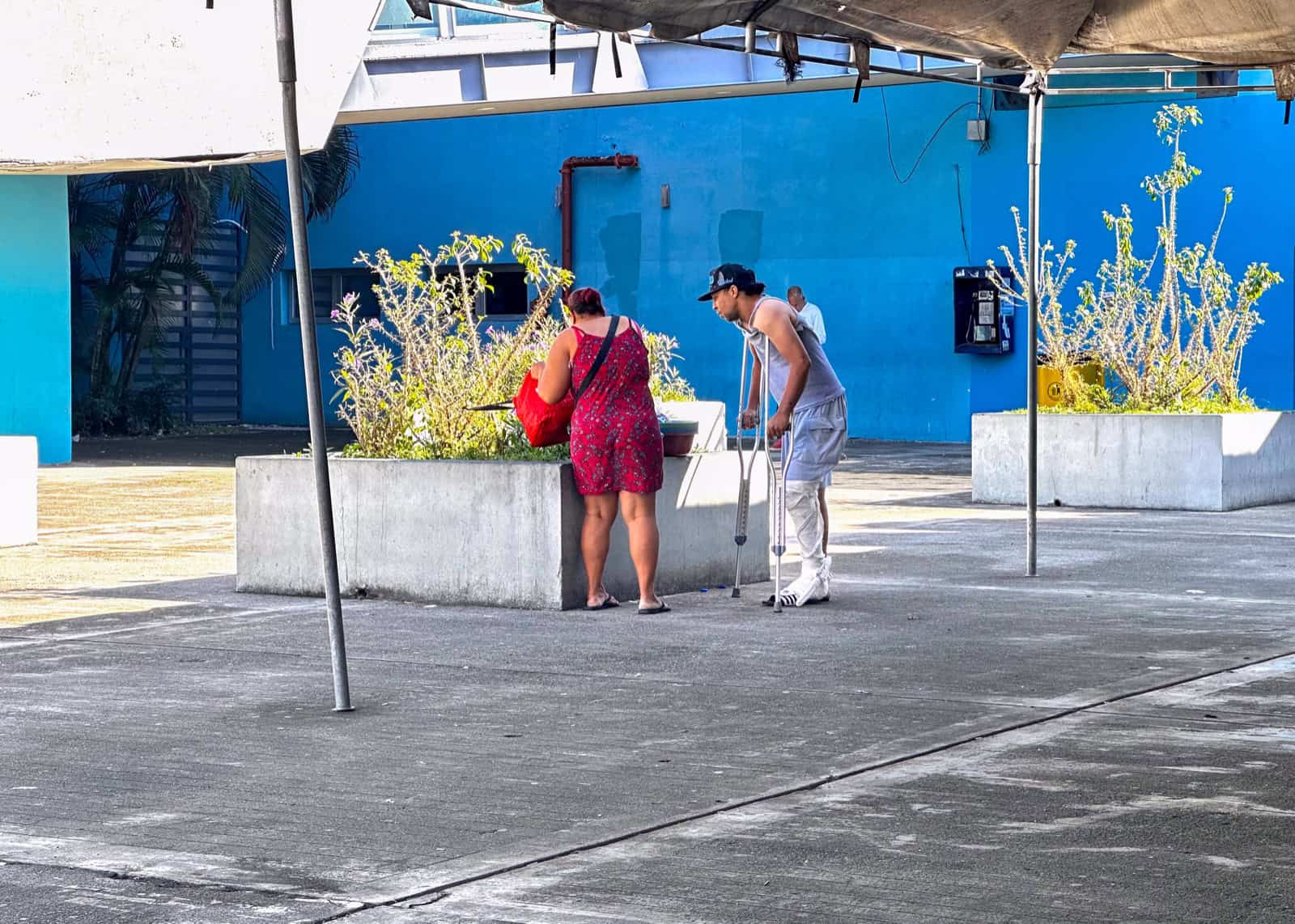Una mujer vendedora en las inmediaciones del hospital.