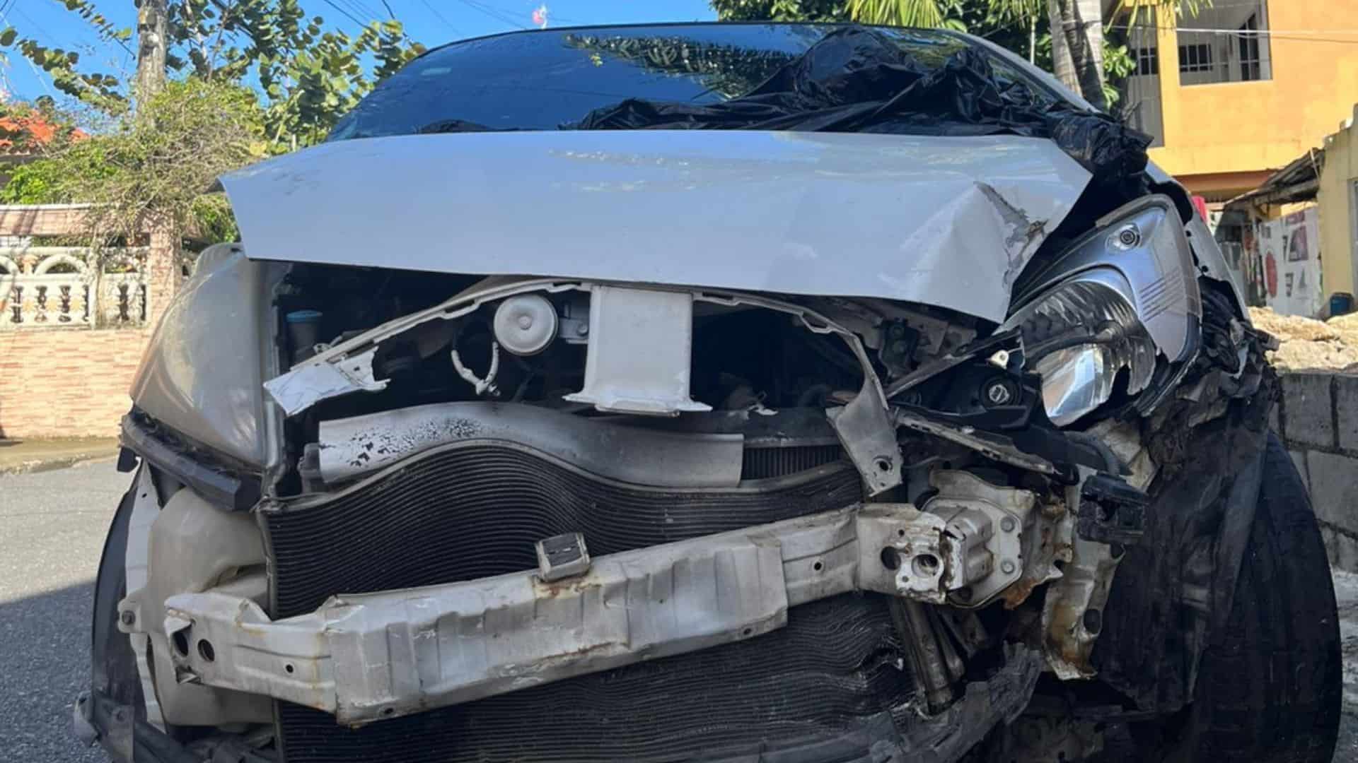 El automóvil resultó con daños en la parte delantera y trasera tras el choque ocurrido en la avenida Charles de Gaulle.