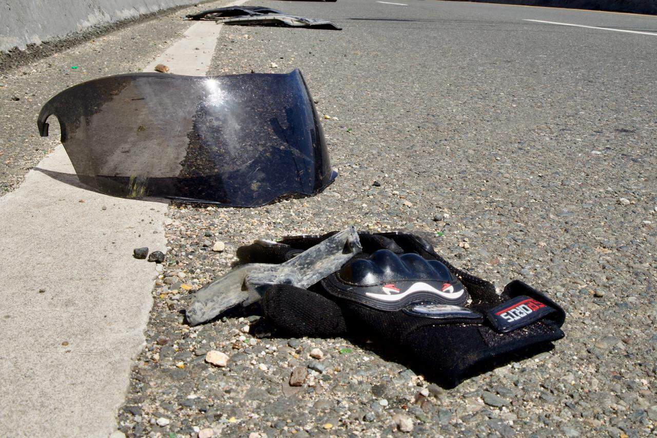 Restos del guante y fragmento de plásticos que llevaba el periodista Joaquín Caraballo tras el accidente en la avenida Luperón.
