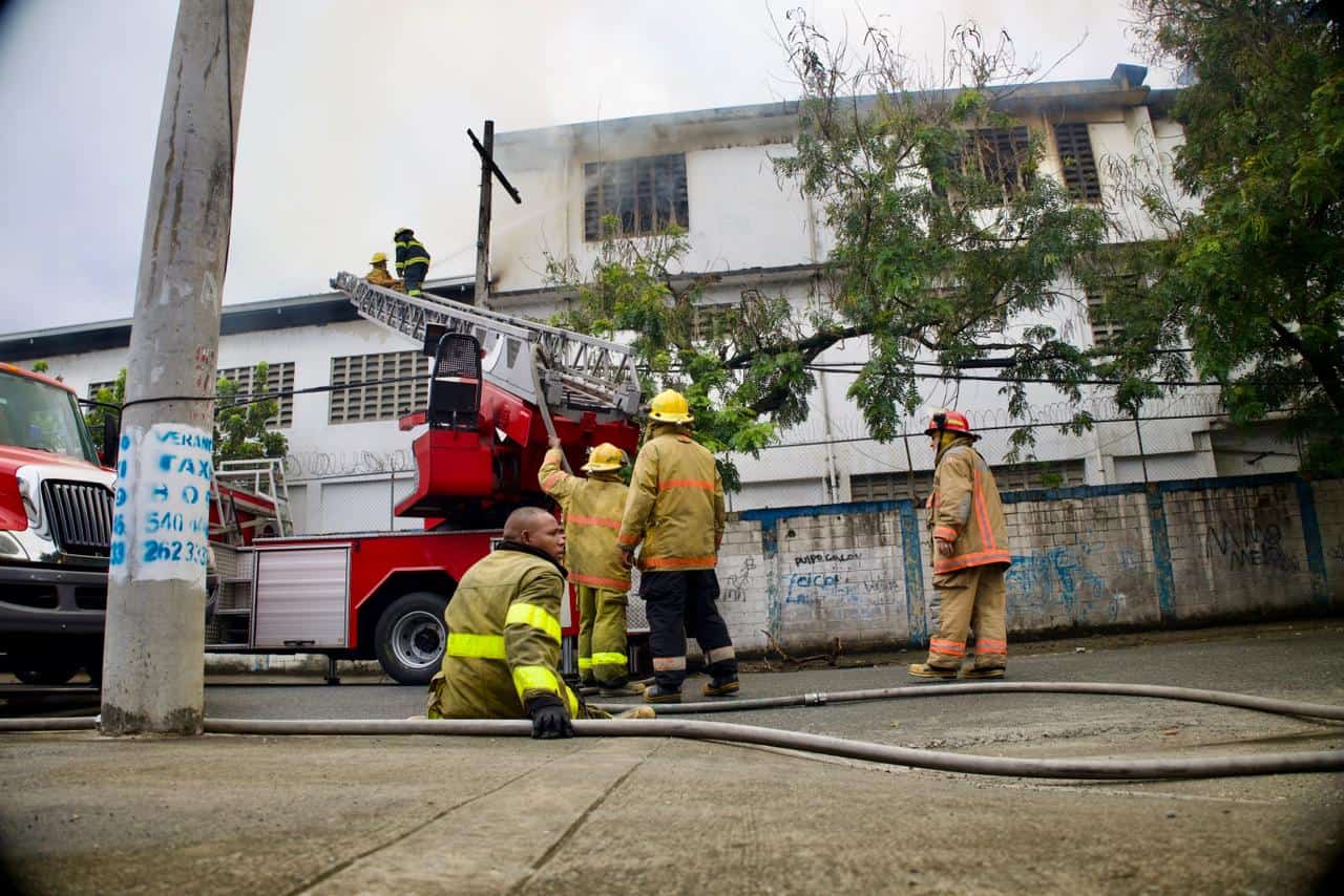 Camiones de bomberos se despliegan para sofocar el incendio registrado en la madrugada.